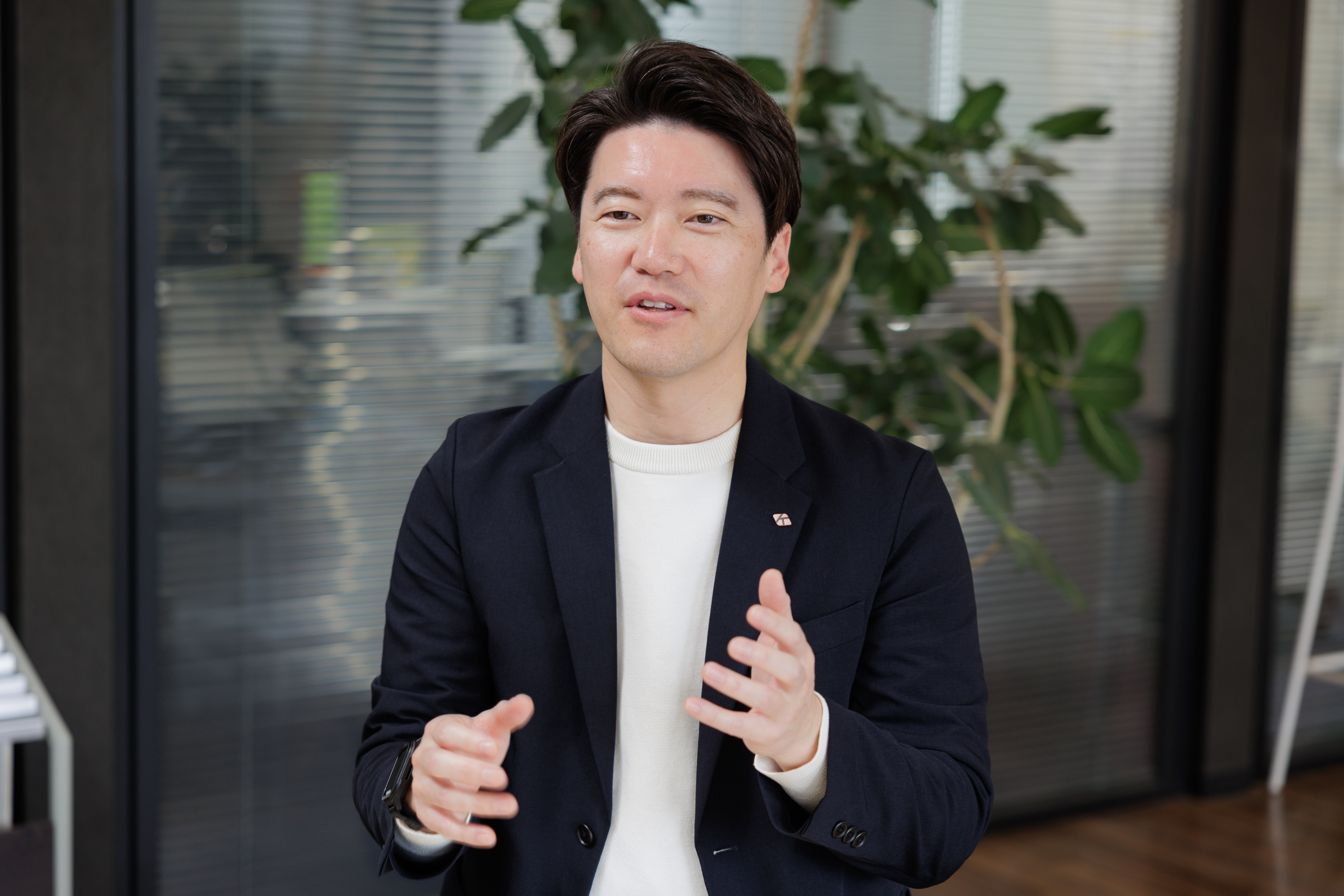 桑原 トリプル世界戦会見＞記者からの質問に答える桑原（左）（撮影・大城